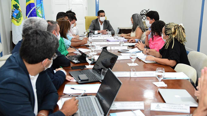 Imagem 1 - O anúncio do prefeito acontece após diversas reuniões entre as equipes econômica e jurídica do Município e a representação sindical dos professores, processo de diálogo que contou também com a presença dos vereadores mossoroenses. O percentual proposto inclui a diferença que deixou de ser concedida no piso de 2019, quando a então gestão municipal não aplicou o valor determinado pelo Governo Federal. Naquele ano, o reajuste do MEC foi de 4,17% e a gestão aplicou apenas 3,75%, restando então 0,42%. Imagem 1 - O anúncio do prefeito acontece após diversas reuniões entre as equipes econômica e jurídica do Município e a representação sindical dos professores, processo de diálogo que contou também com a presença dos vereadores mossoroenses. O percentual proposto inclui a diferença que deixou de ser concedida no piso de 2019, quando a então gestão municipal não aplicou o valor determinado pelo Governo Federal. Naquele ano, o reajuste do MEC foi de 4,17% e a gestão aplicou apenas 3,75%, restando então 0,42%.
