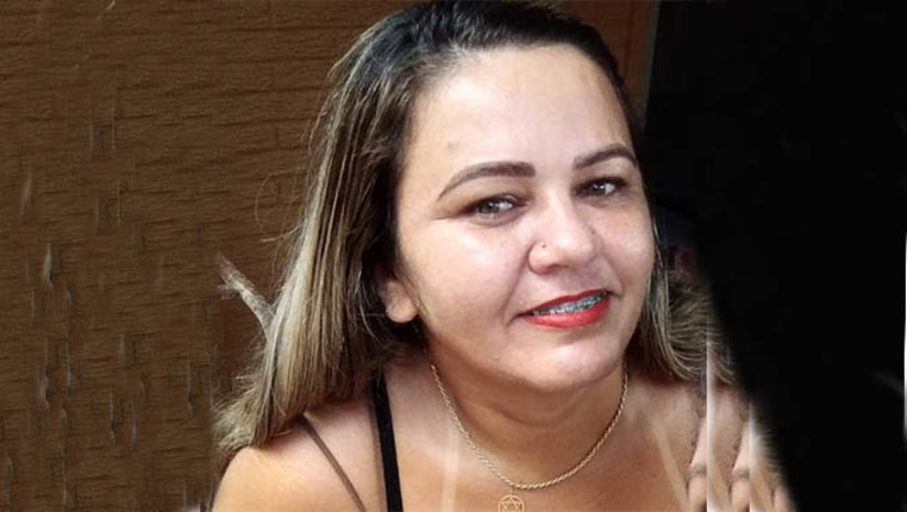 Imagem 1 - Suéria Nogueira estava em baixo de uma árvore, em frente de casa, quando teria se aproximado os atiradores. Ela foi alvejada e morta no local. Outra pessoa teria saído ferido do local, mas esta informação da PM não confirmou. Imagem 1 - Suéria Nogueira estava em baixo de uma árvore, em frente de casa, quando teria se aproximado os atiradores. Ela foi alvejada e morta no local. Outra pessoa teria saído ferido do local, mas esta informação da PM não confirmou.