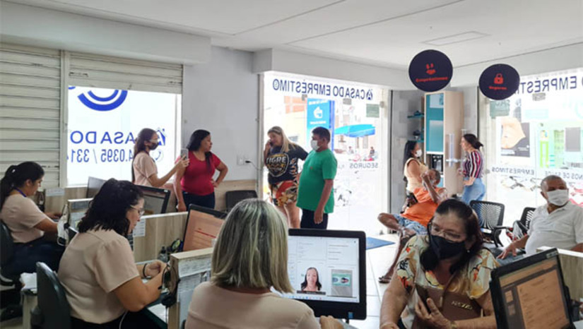 Imagem 1 - Serão criadas contas automáticas para 42 milhões de brasileiros e nelas depositado até mil reais; Porém, quem precisa de mais recursos, pode acionar os correspondentes bancários de confiança, como a CASA DO EMPRÉSTIMO (FOTO), e antecipar o FGTS bloqueado ou até fazer outras transações financeiras para atender a sua necessidade; Por questões de segurança, este tipo de transação não deve ser feita por telefone ou redes sociais. Imagem 1 - Serão criadas contas automáticas para 42 milhões de brasileiros e nelas depositado até mil reais; Porém, quem precisa de mais recursos, pode acionar os correspondentes bancários de confiança, como a CASA DO EMPRÉSTIMO (FOTO), e antecipar o FGTS bloqueado ou até fazer outras transações financeiras para atender a sua necessidade; Por questões de segurança, este tipo de transação não deve ser feita por telefone ou redes sociais.