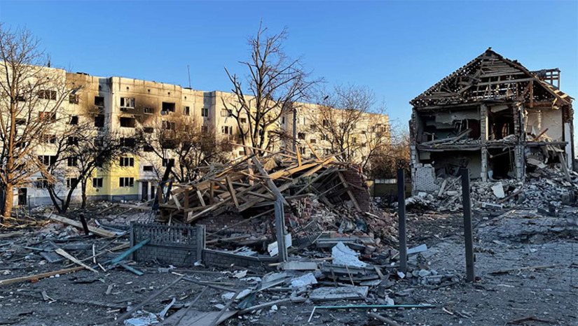   Makariv, a 48 quilômetros da capital, é recuperada pelas forças ucranianas. Makariv havia sofrido danos significativos de ataques aéreos russos nos últimos dias, mas foi retomada nesta terça-feira (22), após dias de combates. Enquanto isso, Kiev entrou em mais um dia de toque de recolher, já que autoridades esperam por novos ataques dos russos. A medida terá duração até as 7 horas de quarta-feira (23).