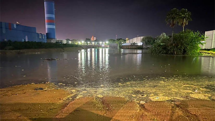 Imagem 1 - Nestas regiões de Mossoró, a água subiu durante a chuva, mas logo baixou. A Lagoa do Bispo, que foi ampliada em quase 5 vezes, segurou a água da Nova Betânia, evitando alagamento demorado na região da Cobal. Também foram observado alagamentos em outras regiões da cidade, devido a falta de obras de drenagem na época que estas casas foram construídas Imagem 1 - Nestas regiões de Mossoró, a água subiu durante a chuva, mas logo baixou. A Lagoa do Bispo, que foi ampliada em quase 5 vezes, segurou a água da Nova Betânia, evitando alagamento demorado na região da Cobal. Também foram observado alagamentos em outras regiões da cidade, devido a falta de obras de drenagem na época que estas casas foram construídas