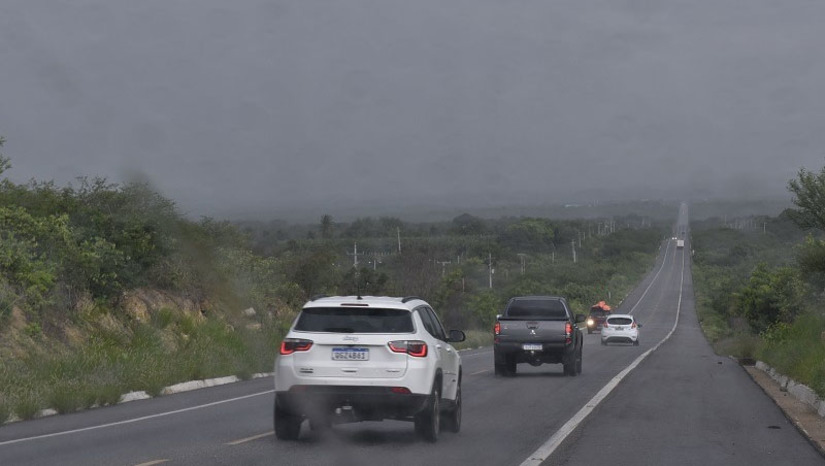 Imagem 1 - RN registra quarto final de semana seguido de chuvas; acumulado neste último foi próximo aos 100mm. Na manhã desta segunda-feira (28), o boletim pluviométrico publicado às 9h15 registrou a ocorrência de chuvas em 133 postos de monitoramento. “As condições meteorológicas seguem favoráveis para a continuidade das chuvas com boa distribuição territorial no estado até o fim do mês”, comentou o chefe da unidade de Meteorologia, Gilmar Bristot. A previsão para a semana é céu parcialmente nublado a claro com possibilidade de chuvas nas regiões do Alto Oeste, Mossoró e Seridó. Imagem 1 - RN registra quarto final de semana seguido de chuvas; acumulado neste último foi próximo aos 100mm. Na manhã desta segunda-feira (28), o boletim pluviométrico publicado às 9h15 registrou a ocorrência de chuvas em 133 postos de monitoramento. “As condições meteorológicas seguem favoráveis para a continuidade das chuvas com boa distribuição territorial no estado até o fim do mês”, comentou o chefe da unidade de Meteorologia, Gilmar Bristot. A previsão para a semana é céu parcialmente nublado a claro com possibilidade de chuvas nas regiões do Alto Oeste, Mossoró e Seridó.