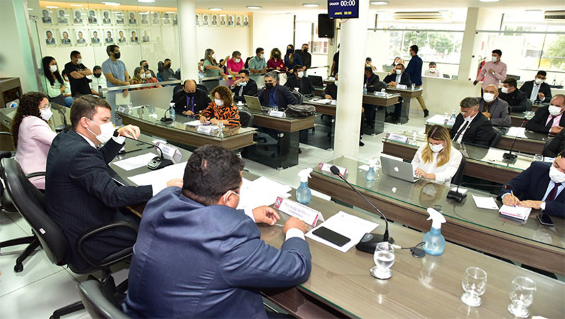 Imagem 1 - Em sessão extraordinária desta segunda-feira, 12 vereadores da bancada de situação votaram pela aprovação dos 4 projetos, enquanto os 10 vereadores de oposição, apesar da importância e a urgência, votaram a favor de um, se abstiveram de votar em 2 e saíram do plenário na votação de um. A vereadora Carmem Lúcia foi embora após a votação do primeiro projeto. Imagem 1 - Em sessão extraordinária desta segunda-feira, 12 vereadores da bancada de situação votaram pela aprovação dos 4 projetos, enquanto os 10 vereadores de oposição, apesar da importância e a urgência, votaram a favor de um, se abstiveram de votar em 2 e saíram do plenário na votação de um. A vereadora Carmem Lúcia foi embora após a votação do primeiro projeto.