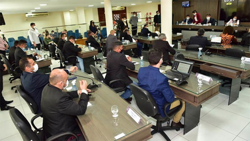 Imagem 1 -  12 vereadores da bancada de situação votaram na aprovação dos 4 projetos, conforme foi debatido há poucos dias; Já os dez vereadores de oposição, optaram por se abster e até sair do plenário para não votarem em projetos tão importantes e urgentes enviados pelo Poder Executivo, alegando necessidade de mais debates sobre os mesmos