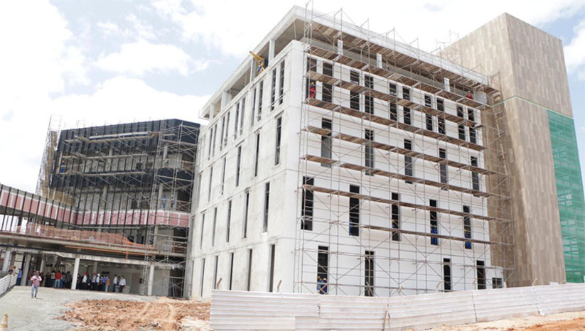 Imagem 1 - Hospital da Mulher em Mossoró está 70% concluído e deve ficar pronto ainda este ano. Nesta terça-feira (29) as equipes do Governo e do Banco Mundial realizaram nova vistoria na unidade de saúde. O evento integra a semana da Missão do Banco Mundial (BM) no Rio Grande do Norte. A vistoria foi realizada pela governadora Fátima Bezerra, o secretário de Gestão de Projetos e Metas e coordenador do Projeto Governo Cidadão, Fernando Mineiro, e o gerente do Projeto junto ao banco, Eirivelthon Lima. O Hospital da Mulher está sendo implantado com recursos estaduais via empréstimo com o Banco Mundial da ordem de R$ 134 milhões. Imagem 1 - Hospital da Mulher em Mossoró está 70% concluído e deve ficar pronto ainda este ano. Nesta terça-feira (29) as equipes do Governo e do Banco Mundial realizaram nova vistoria na unidade de saúde. O evento integra a semana da Missão do Banco Mundial (BM) no Rio Grande do Norte. A vistoria foi realizada pela governadora Fátima Bezerra, o secretário de Gestão de Projetos e Metas e coordenador do Projeto Governo Cidadão, Fernando Mineiro, e o gerente do Projeto junto ao banco, Eirivelthon Lima. O Hospital da Mulher está sendo implantado com recursos estaduais via empréstimo com o Banco Mundial da ordem de R$ 134 milhões.