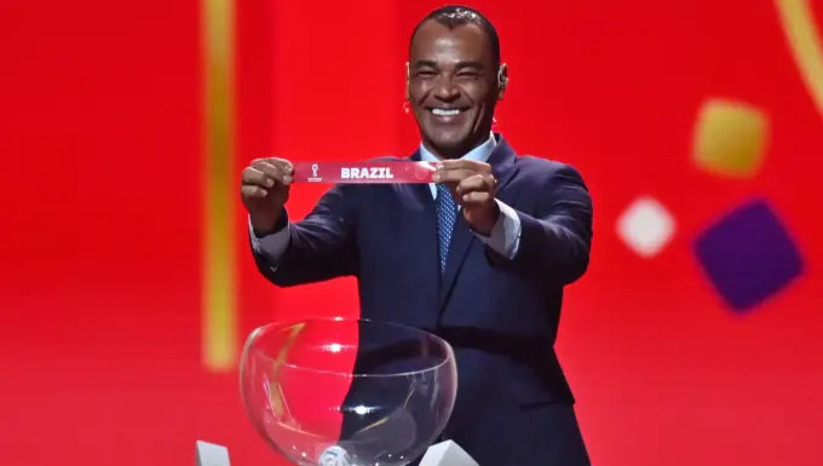 Imagem 1 - Brasil estreia na Copa do Mundo no dia 24 de novembro contra a Sérvia. O sorteio dos grupos foi realizado nesta sexta-feira (1º) em Doha, no Catar. Suíça e Camarões completam a chave da Seleção Brasileira, que fugiu de Holanda e Alemanha. Os tetracampeões mundiais enfrentarão a Espanha na fase de grupos. Imagem 1 - Brasil estreia na Copa do Mundo no dia 24 de novembro contra a Sérvia. O sorteio dos grupos foi realizado nesta sexta-feira (1º) em Doha, no Catar. Suíça e Camarões completam a chave da Seleção Brasileira, que fugiu de Holanda e Alemanha. Os tetracampeões mundiais enfrentarão a Espanha na fase de grupos.