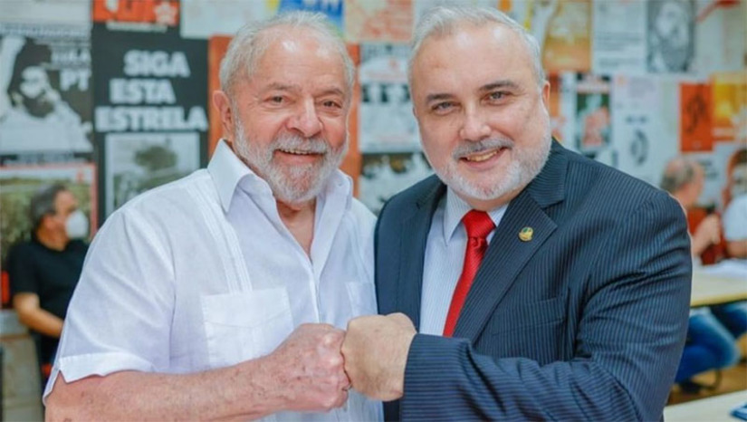 Imagem 1 -  O senador confirmou à reportagem do MOSSORÓ HOJE que aceitou o convite para trabalhar no projeto de eleição de Lula, nas disputa pela presidência, contribuindo na área de energia, petróleo e gás. No âmbito estadual, ele informou que foi indicado pela governadora Fátima Bezerra para concorrer como suplente de Carlos Eduardo na disputa pela vaga do senado.
