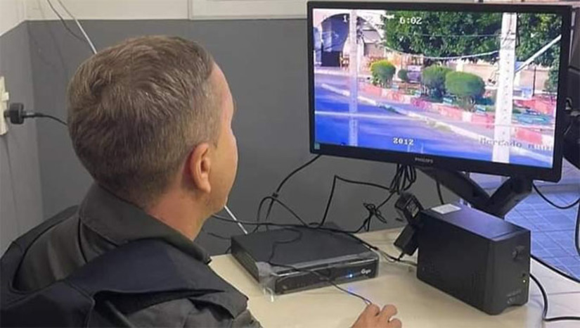 Imagem 1 - O monitoramento será feito pela 3ª Companhia de Polícia Militar. A central vai funcionar 24h e está sendo ampliada para garantir uma resposta rápida e a presença instantânea de policiais nos locais de ocorrências. “A cada câmera instalada diminui a necessidade de homens na rua e melhora a efetividade das abordagens, além de facilitar o reconhecimento das pessoas envolvidas em atos de vandalismo e crime”, ressalta Sargento Wescley, comandante do Policiamento Ostensivo da 3ª Companhia de Polícia Militar. Imagem 1 - O monitoramento será feito pela 3ª Companhia de Polícia Militar. A central vai funcionar 24h e está sendo ampliada para garantir uma resposta rápida e a presença instantânea de policiais nos locais de ocorrências. “A cada câmera instalada diminui a necessidade de homens na rua e melhora a efetividade das abordagens, além de facilitar o reconhecimento das pessoas envolvidas em atos de vandalismo e crime”, ressalta Sargento Wescley, comandante do Policiamento Ostensivo da 3ª Companhia de Polícia Militar.
