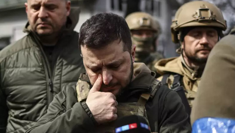   O presidente da Ucrânia visitou a cidade nesta segunda-feira (4). Dezenas de corpos de civis foram encontrados espalhados pelas ruas de Bucha depois da retirada das forças russas. As imagens geraram uma onda de condenação global. Nesta segunda, a União Europeia anunciou uma equipe de investigação conjunta com a Ucrânia para investigar supostos crimes de guerra russos e crimes contra a humanidade.