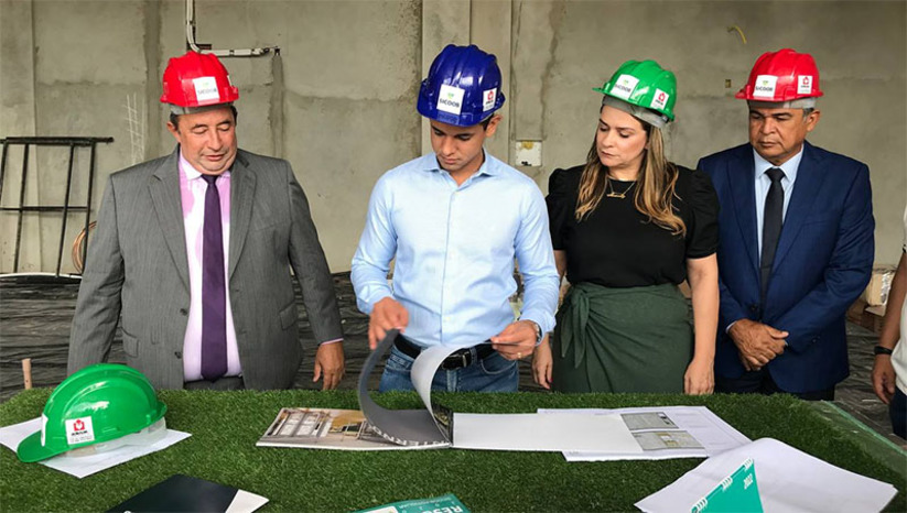 Imagem 1 - Custódio Arrais recebeu o prefeito de Mossoró nas obras da nova agência que será instalada em Mossoró, a primeira foram de Natal e região metropolitana, marcando o início da interiorização da Sicoob no Rio Grande do Norte. De acordo com o presidente, a estrutura deverá ser entregue com uma grande festa, no mês de junho, marcando os 25 anos da Sicoob e o retorno do Mossoró Cidade Junina. O Prefeito Allyson Bezerra disse que a chegada da agência será uma nova oportunidade para empresários e cooperativas crescerem economicamente no município. Imagem 1 - Custódio Arrais recebeu o prefeito de Mossoró nas obras da nova agência que será instalada em Mossoró, a primeira foram de Natal e região metropolitana, marcando o início da interiorização da Sicoob no Rio Grande do Norte. De acordo com o presidente, a estrutura deverá ser entregue com uma grande festa, no mês de junho, marcando os 25 anos da Sicoob e o retorno do Mossoró Cidade Junina. O Prefeito Allyson Bezerra disse que a chegada da agência será uma nova oportunidade para empresários e cooperativas crescerem economicamente no município.
