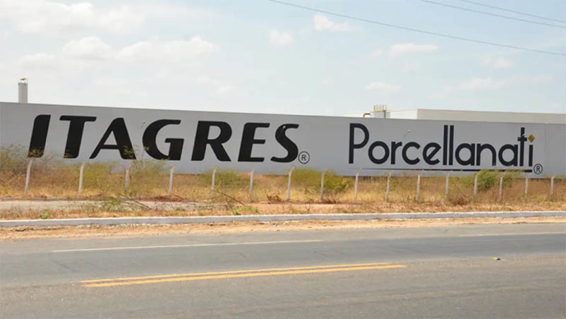 Imagem 1 - Após 8 anos, ex-funcionários da Porcellanati seguem lutando por rescisões não pagas. Somente em dívidas trabalhistas a empresa deve mais de R$ 20 milhões entre funcionários de Mossoró e da unidade localizada em Tubarão, Santa Catarina. Os ex-funcionários estão organizando mais um protesto, para cobrar os direitos. A Itagres voltou a funcionar em Mossoró em fevereiro deste ano. O presidente da associação dos ex-funcionários, José Ronaldo da Silva, diz que não entende como isto foi possível. “Eu não sei como é que uma empresa reabre devendo mais de R$ 500 milhões, porque ela deve mais de R$ 500 milhões a todo mundo, e consegue reabrir”. Imagem 1 - Após 8 anos, ex-funcionários da Porcellanati seguem lutando por rescisões não pagas. Somente em dívidas trabalhistas a empresa deve mais de R$ 20 milhões entre funcionários de Mossoró e da unidade localizada em Tubarão, Santa Catarina. Os ex-funcionários estão organizando mais um protesto, para cobrar os direitos. A Itagres voltou a funcionar em Mossoró em fevereiro deste ano. O presidente da associação dos ex-funcionários, José Ronaldo da Silva, diz que não entende como isto foi possível. “Eu não sei como é que uma empresa reabre devendo mais de R$ 500 milhões, porque ela deve mais de R$ 500 milhões a todo mundo, e consegue reabrir”.