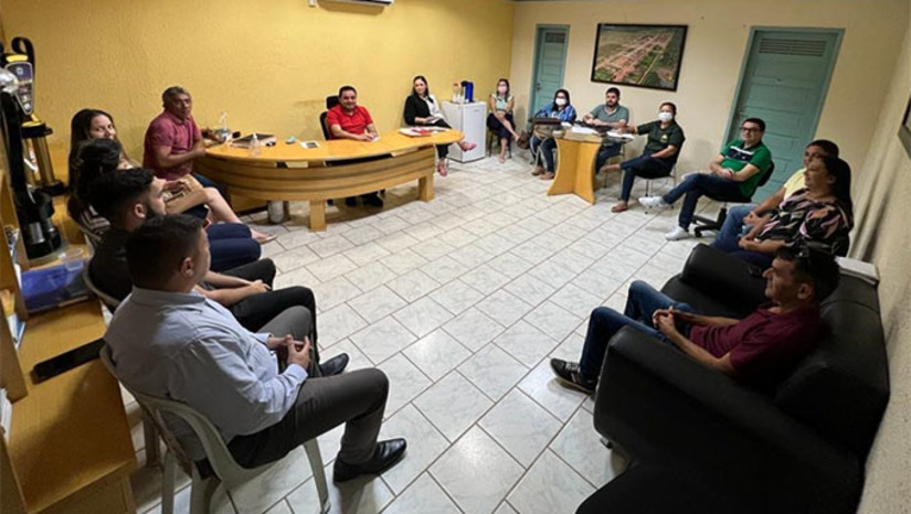 Imagem 1 -  “A reunião nos garante um norte do funcionamento das ações, bem como de planejar e discutir como podemos avançar ainda com as melhorias para atender a população de Serra do Mel. Agradeço por ter uma equipe empenhada e comprometida também com o desenvolvimento da nossa cidade”, ressaltou o prefeito Josivan Bibiano de Azevedo