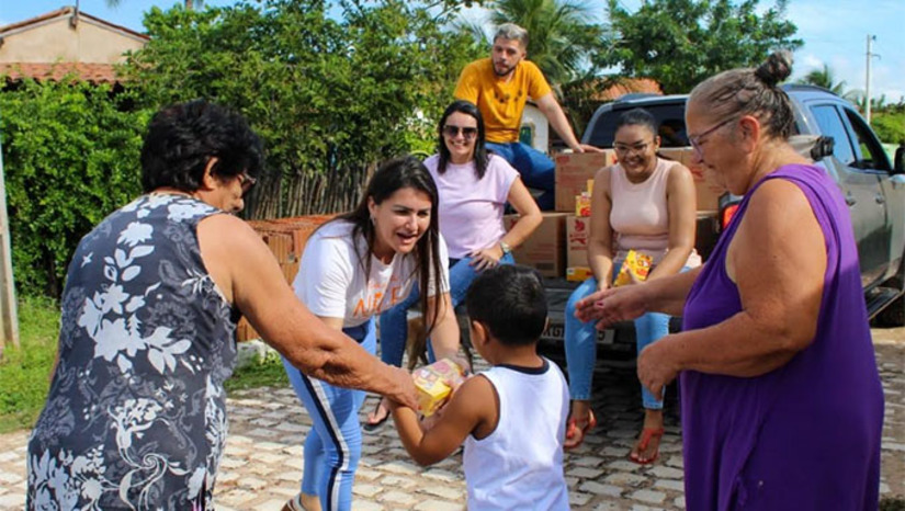 Imagem 1 - De acordo com a prefeita Lidiane Marques (PSDB), que participou da entrega, o objetivo é levar alegria e amor para as crianças. “Nossa iniciativa enquanto poder público, é mostrar que o espírito da Páscoa é o de espalhar amor e a compaixão pelo próximo, bem como poder mostrar o que a data realmente significa”, comentou a prefeita. Imagem 1 - De acordo com a prefeita Lidiane Marques (PSDB), que participou da entrega, o objetivo é levar alegria e amor para as crianças. “Nossa iniciativa enquanto poder público, é mostrar que o espírito da Páscoa é o de espalhar amor e a compaixão pelo próximo, bem como poder mostrar o que a data realmente significa”, comentou a prefeita.