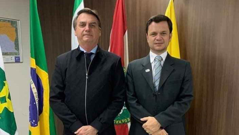 Imagem 1 -  [COLUNA ESPLANADA] O ministro da Justiça e Segurança Pública, Anderson Torres, tenta se segurar no cargo pressionado pelas categorias da Polícia Federal e Polícia Rodoviária Federal, mas por culpa das promessas não cumpridas pelo chefe, o presidente da República. Jair Bolsonaro (PL) convocou Torres para uma reunião no Palácio do Planalto ontem ao fim do dia, para ter um feedback do encontro do ministro com as categorias da PF e PRF. O Governo piorou a situação e mostra desespero. Na tentativa de segurar o apoio das forças federais, a mando do ministro Paulo Guedes, Bolsonaro promete uma grande reestruturação das carreiras para 2023 – com novos benefícios e aumento salarial diferenciado. O problema é que isso está condicionado totalmente à sua reeleição.