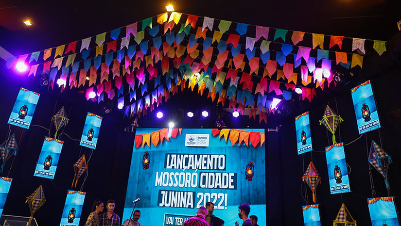 Imagem 1 -  Em Mossoró, todos reconhecem a importância do MCJ. Mas, precisam reconhecê-lo por inteiro, sabendo que é mais que uma festa com bandas renomadas. É um evento que reforça a cultura de um povo, orgulha a cidade, estimula as artes e o artista, ressalta as manifestações populares, impulsiona o turismo e faz girar a economia a partir do vendedor de espetinho ao hotel mais sofisticado. Todos ganham. Veja análise do jornalista @williamrobson