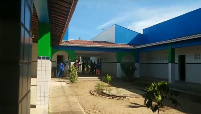 Imagem 1 - Prefeitura conclui obra em escola que estava há quase duas décadas sem manutenção. "Agora, a Escola Municipal Ricardo Vieira do Couto está pronta para receber a sua comunidade, com instalações adequadas e problemas estruturais solucionados e mobília nova”, destacou a secretária municipal de Educação, Hubeônia Alencar. Imagem 1 - Prefeitura conclui obra em escola que estava há quase duas décadas sem manutenção. "Agora, a Escola Municipal Ricardo Vieira do Couto está pronta para receber a sua comunidade, com instalações adequadas e problemas estruturais solucionados e mobília nova”, destacou a secretária municipal de Educação, Hubeônia Alencar.