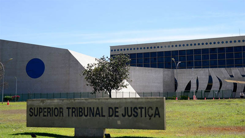 Imagem 1 -  [COLUNA ESPLANADA] Será acirrada a disputa entre desembargadores federais para compor a lista quádrupla que o Superior Tribunal de Justiça pretende elaborar dia 12 de maio, para indicação a duas vagas na Corte abertas após a aposentadoria dos ministros Nefi Cordeiro e Napoleão Nunes Maia Filho. Entre portas nos Tribunais Regionais Federais, dois nomes já são dados como certos na lista: Paulo Sérgio Domingues (TRF3, em São Paulo) e Messod Azulay Neto (presidente do TRF2, no Rio). Correm por fora os desembargadores Ney Bello Filho (TRF1, em Brasília), que teria o apoio da família do presidente Bolsonaro, e o desembargador Carlos Brandão (TRF1).