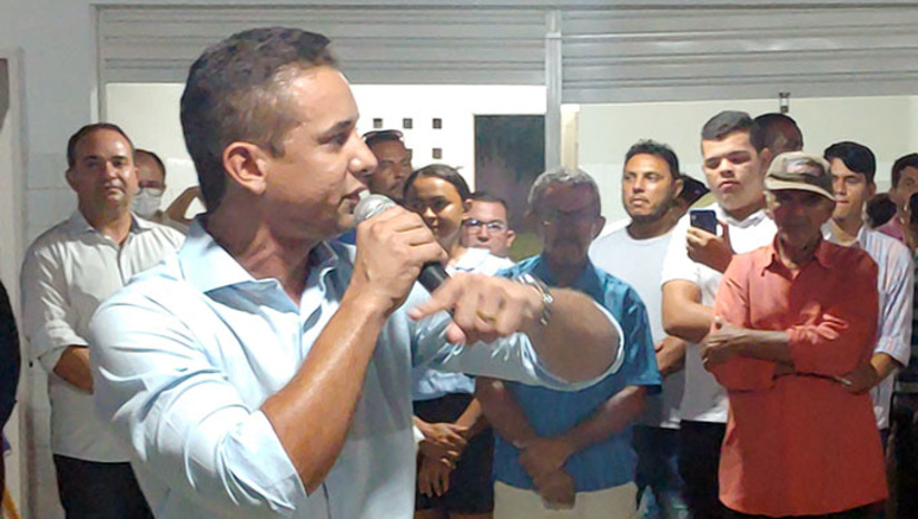 Imagem 1 - Segundo o prefeito Allyson Bezerra, a Escola Municipal Ricardo Vieira do Couto foi totalmente reformada, paredes rebocadas, madeira e telhado substituído, assim como toda mobília da escola Ele observou também que garantiu transporte escolar para todos os estudantes da comunidade, inclusive os universitários do polo que estudam em Mossoró. Imagem 1 - Segundo o prefeito Allyson Bezerra, a Escola Municipal Ricardo Vieira do Couto foi totalmente reformada, paredes rebocadas, madeira e telhado substituído, assim como toda mobília da escola Ele observou também que garantiu transporte escolar para todos os estudantes da comunidade, inclusive os universitários do polo que estudam em Mossoró.