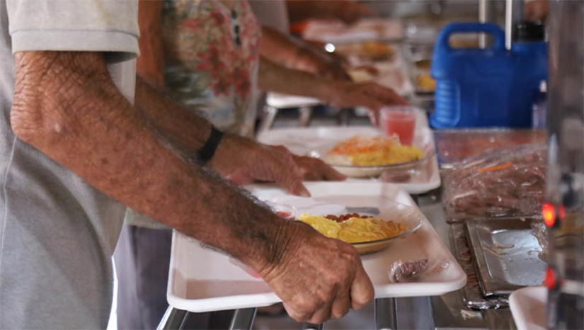 Imagem 1 - Mudanças no Programa Restaurante Popular devem gerar economia anual de R$ 9,1 milhões. De acordo com a secretária da Sethas, Iris Oliveira, essas mudanças já estão provocando redução de gastos, movimentação da economia territorial pela aplicação da Lei do Pecafes (Programa Estadual de Compras Governamentais da Agricultura Familiar e Economia Solidária do RN), uma maior inclusão de pessoas em vulnerabilidade social e regionalização dos cardápios. Imagem 1 - Mudanças no Programa Restaurante Popular devem gerar economia anual de R$ 9,1 milhões. De acordo com a secretária da Sethas, Iris Oliveira, essas mudanças já estão provocando redução de gastos, movimentação da economia territorial pela aplicação da Lei do Pecafes (Programa Estadual de Compras Governamentais da Agricultura Familiar e Economia Solidária do RN), uma maior inclusão de pessoas em vulnerabilidade social e regionalização dos cardápios.