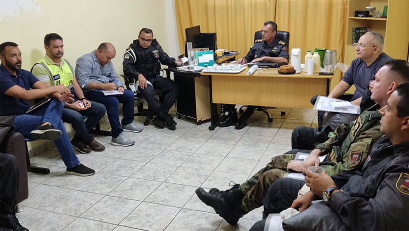 Imagem 1 - Secretaria conclui reuniões para garantir segurança do MCJ; plano será apresentado em breve. Secretário municipal de Segurança, Cledinilson Morais adiantou que nesta quarta-feira (27) concluiu a etapa de reuniões com as forças de segurança. O secretário explica que durante a manhã traçou estratégias junto ao comando da Polícia Militar no município. “Anteriormente já nos reunimos com a Polícia Rodoviária Federal e com a Polícia Civil e todo o plano está sendo montado com o objetivo de garantir que a população tenha segurança reforçada durante o Cidade Junina”, destacou. Imagem 1 - Secretaria conclui reuniões para garantir segurança do MCJ; plano será apresentado em breve. Secretário municipal de Segurança, Cledinilson Morais adiantou que nesta quarta-feira (27) concluiu a etapa de reuniões com as forças de segurança. O secretário explica que durante a manhã traçou estratégias junto ao comando da Polícia Militar no município. “Anteriormente já nos reunimos com a Polícia Rodoviária Federal e com a Polícia Civil e todo o plano está sendo montado com o objetivo de garantir que a população tenha segurança reforçada durante o Cidade Junina”, destacou.