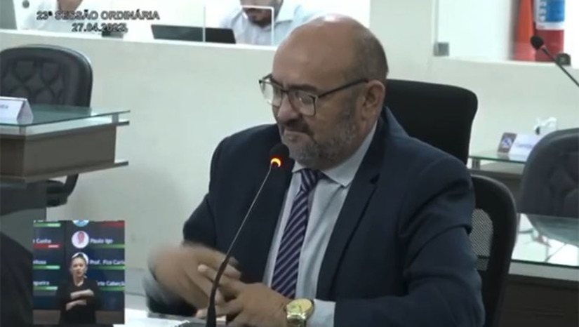 Imagem 1 -  O vereador Raerio Araújo disse que durante a gestão Rosalba não tinha emenda impositiva, pois os vereadores aliados derrubavam. Acrescentou que se descontava os valores dos contracheques para os empréstimos consignados e não se repassavam aos bancos. O mesmo aconteceu com relação a PREVI, deixando um rombo de R$ 233 milhões. Na opinião do Raerio Araújo, tudo isto ocorreu com os vereadores aliados calados na Câmara