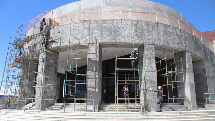 Imagem 1 -  Reformas da Praça de Convivência, Memorial e Teatro serão entregues no final de maio. O Prefeito Allyson Bezerra divulgou uma agenda com datas para entrega dos três equipamentos do corredor cultural. A Convivência tem previsão para ser entregue no dia 30, enquanto o Memorial da Resistência e a área externa do Teatro Dix-Huit Rosado ficam para o dia 31. As obras são bastante esperadas pelos mossoroenses, principalmente por serem os principais pontos onde o público se concentra durante o Pingo da Mei Dia, que acontecerá no dia 4 de julho, abrindo o Mossoró Cidade Junina; veja outras entregas e ações do mês de maio