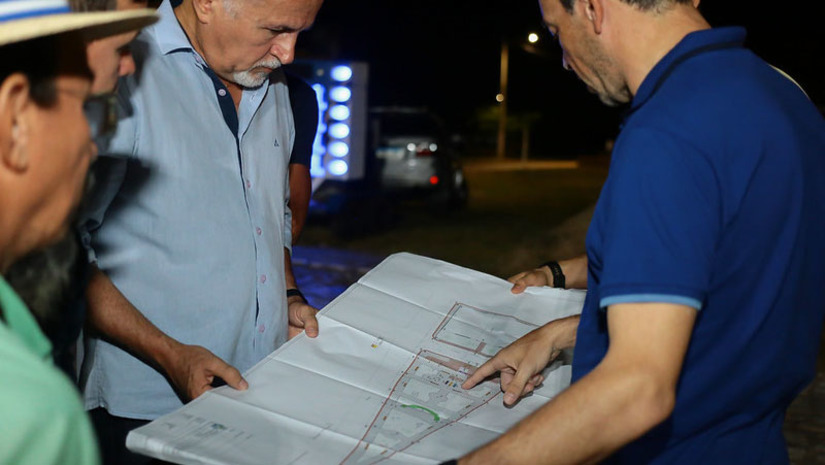 Imagem 1 -  PMM assina ordem de serviço para reforma da praça de Passagem de Pedras. A assinatura do documento aconteceu na noite desta terça-feira (3). Trata-se de um antigo pedido dos moradores locais que agora começa a se tornar realidade com a obra iniciando nesta quarta-feira (4).