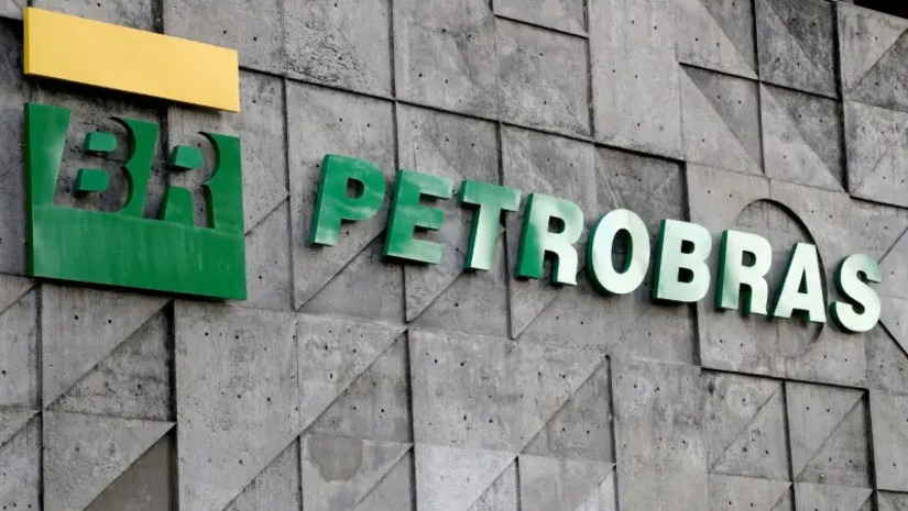 Imagem 1 - Lucro da Petrobrás cresce 38 vezes no primeiro trimestre de 2022. Os resultados da estatal foram turbinados pela disparada nas cotações do petróleo, acentuada após a invasão da Ucrânia pela Rússia. A receita total, que incluem as vendas de combustíveis no mercado nacional e as exportações de petróleo, somam R$ 141,641 bilhões, 64,4% a mais do que no primeiro trimestre de 2021. A Petrobras também informou que pagou quase 70 milhões em impostos royalties e participações governamentais no primeiro trimestre do ano - e que pagará 48,5 milhões em dividendos. Imagem 1 - Lucro da Petrobrás cresce 38 vezes no primeiro trimestre de 2022. Os resultados da estatal foram turbinados pela disparada nas cotações do petróleo, acentuada após a invasão da Ucrânia pela Rússia. A receita total, que incluem as vendas de combustíveis no mercado nacional e as exportações de petróleo, somam R$ 141,641 bilhões, 64,4% a mais do que no primeiro trimestre de 2021. A Petrobras também informou que pagou quase 70 milhões em impostos royalties e participações governamentais no primeiro trimestre do ano - e que pagará 48,5 milhões em dividendos.