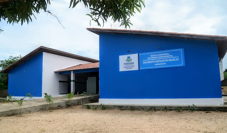 Imagem 1 - Nova estrutura da Escola Municipal do Mulungunzinho será entregue neste sábado, 7. A unidade passou por um amplo processo de manutenção, estando agora em condições dignas de receber alunos, professores e toda a comunidade escolar. “Estamos entregando neste sábado (7), a Escola Municipal Deusdete Cecílio de Araújo, após obras realizadas, com novas instalações, carteiras novas, uma manutenção que era esperada há anos pela comunidade do Mulunguzinho. Sabemos do impacto que uma obra como essa tem sobre a aprendizagem dos alunos. Além de uma equipe engajada, um projeto pedagógico de sucesso, é preciso que a escola também tenha instalações estruturais adequadas”, destacou a secretária de Educação, Hubeônia Alencar. Imagem 1 - Nova estrutura da Escola Municipal do Mulungunzinho será entregue neste sábado, 7. A unidade passou por um amplo processo de manutenção, estando agora em condições dignas de receber alunos, professores e toda a comunidade escolar. “Estamos entregando neste sábado (7), a Escola Municipal Deusdete Cecílio de Araújo, após obras realizadas, com novas instalações, carteiras novas, uma manutenção que era esperada há anos pela comunidade do Mulunguzinho. Sabemos do impacto que uma obra como essa tem sobre a aprendizagem dos alunos. Além de uma equipe engajada, um projeto pedagógico de sucesso, é preciso que a escola também tenha instalações estruturais adequadas”, destacou a secretária de Educação, Hubeônia Alencar.