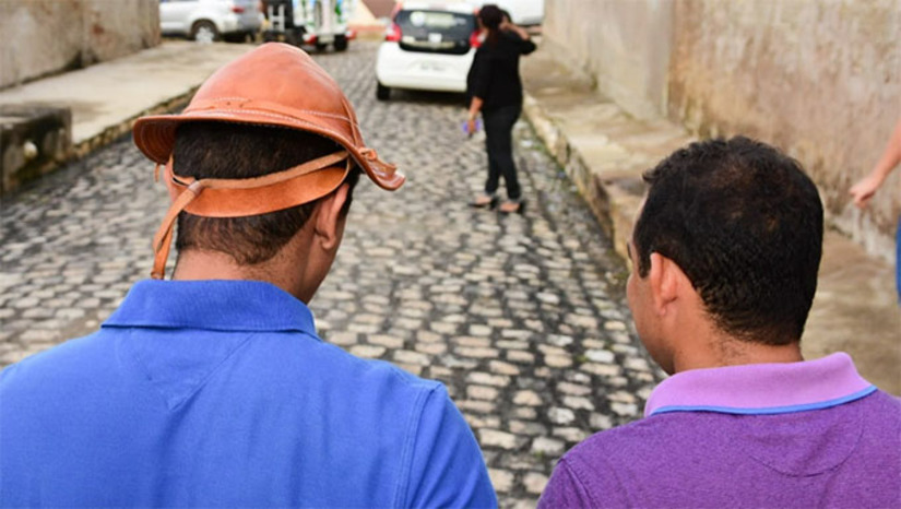 Imagem 1 - Além das manilhas, bocas de logos, o secretário Rodrigo Lima explicou que também foi feito o calçamento em algumas ruas. O prefeito Allyson Bezerra, acompanhado com Rodrigo Lima e lideranças do bairro, visitou a conclusão dos trabalhos nesta sexta-feira. "A população não vai mais conviver com a lama, não vai mais conviver com as águas entrando nas suas residências, porque a Prefeitura de Mossoró entrega a partir desse dia toda uma estrutura de pavimentação, de drenagem, completamente nova para a população de todo esse conjunto”, afirmou Allyson Bezerra. Imagem 1 - Além das manilhas, bocas de logos, o secretário Rodrigo Lima explicou que também foi feito o calçamento em algumas ruas. O prefeito Allyson Bezerra, acompanhado com Rodrigo Lima e lideranças do bairro, visitou a conclusão dos trabalhos nesta sexta-feira. "A população não vai mais conviver com a lama, não vai mais conviver com as águas entrando nas suas residências, porque a Prefeitura de Mossoró entrega a partir desse dia toda uma estrutura de pavimentação, de drenagem, completamente nova para a população de todo esse conjunto”, afirmou Allyson Bezerra.