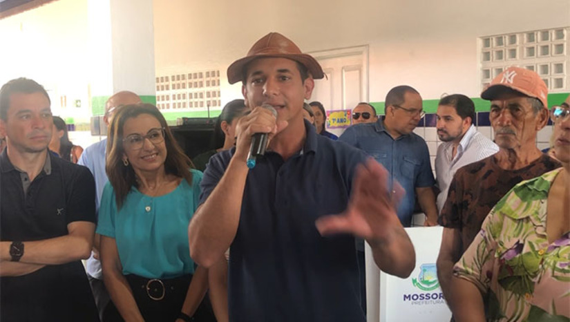 Imagem 1 - Escola do Mulunguzinho, que segundo foi narrado pelos moradores, foi destruída no final da Gestão de Rosalba por servidores públicos, foi totalmente reformada e mobiliada. Ao discursar na estrega da reforma, o prefeito Allyson Bezerra anunciou que vai fazer uma passagem molhada para encurtar o caminho do morador para chegar a cidade de Mossoró Imagem 1 - Escola do Mulunguzinho, que segundo foi narrado pelos moradores, foi destruída no final da Gestão de Rosalba por servidores públicos, foi totalmente reformada e mobiliada. Ao discursar na estrega da reforma, o prefeito Allyson Bezerra anunciou que vai fazer uma passagem molhada para encurtar o caminho do morador para chegar a cidade de Mossoró