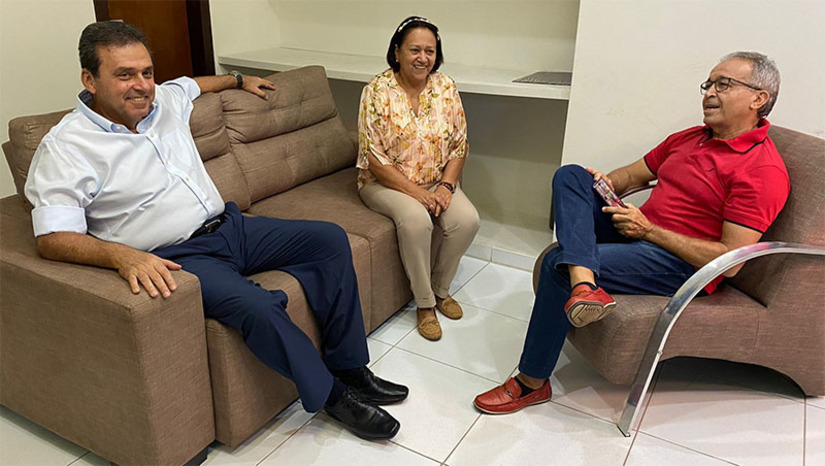 Imagem 1 -  Presidente do PDT-RN, Carlos Eduardo Alves oficializa apoio à reeleição de Fátima. Os dois se reuniram nesta terça-feira (10) com o presidente do PT-RN, Júnior Souto, que recebeu a carta-compromisso. O documento também reitera a apresentação do nome de Carlos Eduardo para o Senado na chapa.