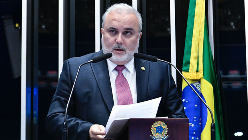 Imagem 1 -  Para Jean, demissão do ministro de Minas e Energia é nova manobra de Bolsonaro. Bento Albuquerque foi exonerado nesta quarta (11), a pedido, segundo publicação no Diário Oficial da União (DOU), um dia após anúncio da Petrobras sobre novo aumento do diesel. De acordo com o Senador, a menina não passa de uma manobra do presidente para  tentar atribuir a culpa da alta dos combustíveis aos seus auxiliares, “demitindo primeiro o presidente da Petrobras e agora o Ministro das Minas e Energia, quando a única solução para o problema é a demissão do próprio Presidente da República”, disse.