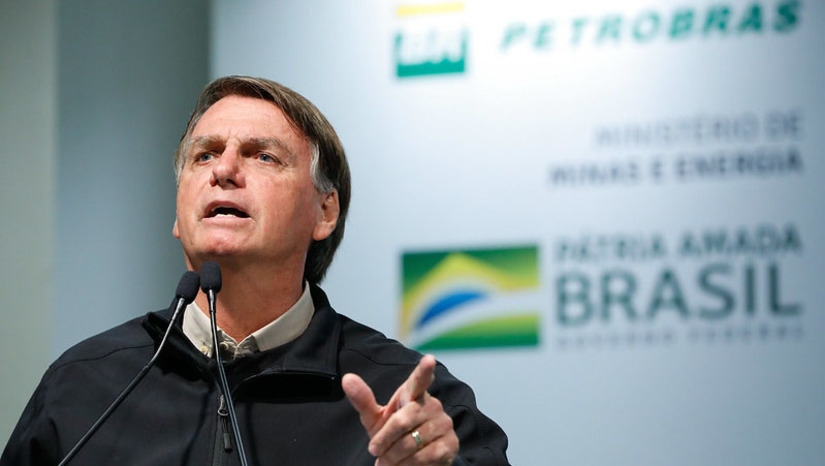 Imagem 1 -  [COLUNA ESPLANADA] O presidente Jair Bolsonaro joga para a plateia às vésperas da campanha, e só as próximas pesquisas vão mostrar se ele convenceu na sua farsa de tentar reduzir o preço do combustível e gás. Fato é que o chefe está voto vencido no caso e “refém” do conselho de administração da Petrobras. Bolsonaro já trocou o presidente da petroleira e acaba de nomear novo ministro de Minas e Energia, na tentativa de forçar a redução dos preços. Em vão. A Coluna obteve informação de fonte da empresa de que em recente reunião, a maioria dos conselheiros - até os que são nomeados pelo Governo como sócio-majoritário - indicaram a necessidade de novo aumento do preço da gasolina e óleo diesel.