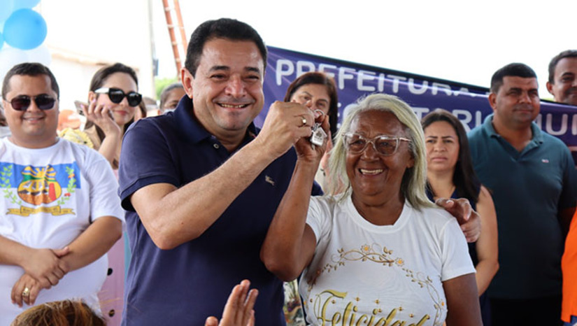 Imagem 1 - Moradia é motivo de preocupação do prefeito Josivan Bibiano desde quando se elegeu vereador pela primeira vez em 1997. A meta para 2022, segundo ele, é entregar 400 casas, batendo o próprio recorde em gestões passadas. Ele fez questão de entregar as moradias exatamente no aniversário de 34 anos do município, que tem pouco mais de 12 mil habitantes morando em 23 vilas. Imagem 1 - Moradia é motivo de preocupação do prefeito Josivan Bibiano desde quando se elegeu vereador pela primeira vez em 1997. A meta para 2022, segundo ele, é entregar 400 casas, batendo o próprio recorde em gestões passadas. Ele fez questão de entregar as moradias exatamente no aniversário de 34 anos do município, que tem pouco mais de 12 mil habitantes morando em 23 vilas.