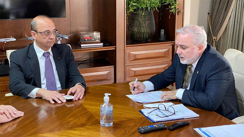 Imagem 1 - CNT vai selecionar propostas para realizar estudos de viabilidade da expansão do Porto de Natal. A garantia de realização do estudo foi obtida pelo senador Jean, junto ao presidente da Confederação Nacional dos Transportes, Vander Costa, durante encontro realizado nesta quarta-feira (18), do qual também participou o Diretor de Relações Institucionais, Valter Luís de Souza. A seleção de propostas para os estudos de viabilidade devem acontecer ainda neste semestre. “O próximo passo é reforçar a importância da obra junto ao Ministério de Infraestrutura e apresentar a oportunidade a investidores”, afirma o Senador. Imagem 1 - CNT vai selecionar propostas para realizar estudos de viabilidade da expansão do Porto de Natal. A garantia de realização do estudo foi obtida pelo senador Jean, junto ao presidente da Confederação Nacional dos Transportes, Vander Costa, durante encontro realizado nesta quarta-feira (18), do qual também participou o Diretor de Relações Institucionais, Valter Luís de Souza. A seleção de propostas para os estudos de viabilidade devem acontecer ainda neste semestre. “O próximo passo é reforçar a importância da obra junto ao Ministério de Infraestrutura e apresentar a oportunidade a investidores”, afirma o Senador.