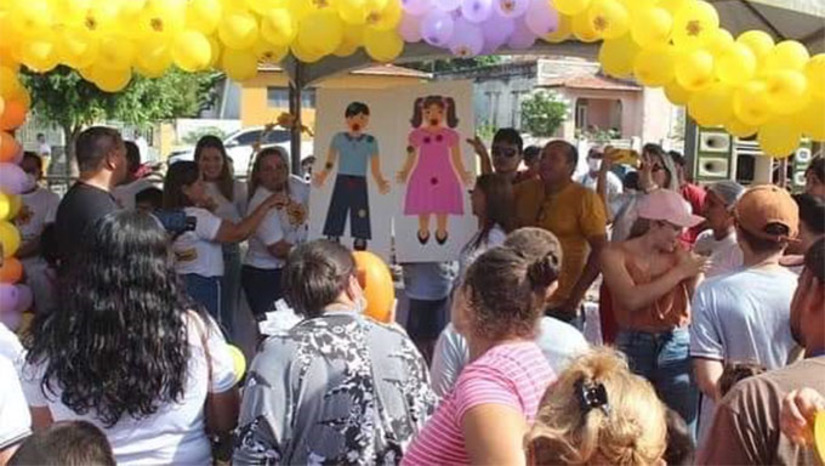 Imagem 1 - A atividade se concentrou no Largo de Eventos no Centro da cidade de Governador Dix Sept Rosado e o grande número de participantes saiu em caminhada até a Secretaria Municipal de Assistência Social, com cartazes, faixas e pedidos de apoio para a proteção de crianças e adolescentes. Imagem 1 - A atividade se concentrou no Largo de Eventos no Centro da cidade de Governador Dix Sept Rosado e o grande número de participantes saiu em caminhada até a Secretaria Municipal de Assistência Social, com cartazes, faixas e pedidos de apoio para a proteção de crianças e adolescentes.
