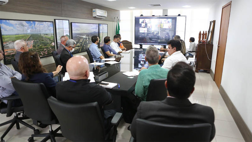 Imagem 1 -  Governo do RN decreta situação de emergência em virtude da dengue e reforça ações. A situação se dá pela recente subida exponencial de casos, constatada pelos boletins epidemiológicos da Secretaria de Estado da Saúde Pública (Sesap). O decreto que oficializa a situação em níveis governamentais foi publicado na edição do DOE desta sexta-feira (20). "O Estado reconhece a situação de crise sanitária declarando uma emergência. Convocamos todos para que as medidas de enfrentamento à essa epidemia seja eficaz. Um dos pontos do decreto é a criação de um comitê para que juntos possamos orientar os municípios para a adoção do plano de contingenciamento elaborado pela Sesap", afirma Raimundo Alves, secretário-chefe do Gabinete Civil. 