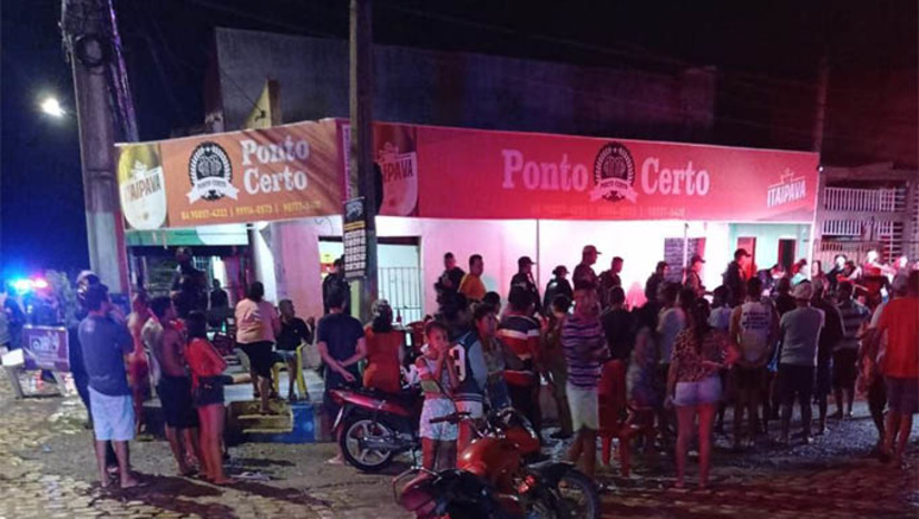 Imagem 1 -  Todas as ocorrências foram durante a noite deste domingo para esta segunda-feira, dia 23. O primeiro caso foi o atropelamento na BR 304, na região do Grande Alto São Manoel. O primeiro ataque a tiros aconteceu nas margens da BR 110, na Lanchonete Ponto Certo, no bairro Pintos (FOTO), deixando três mortos. O segundo ataque a tiros foi nas Barrocas, deixando mais uma vítima de tiros.  Veja os nomes e históricos das ocorrências no MH