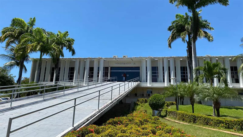 Imagem 1 -  Governo do RN adianta pagamento da última folha em atraso do funcionalismo estadual. O pagamento, referente a folha de dezembro de 2018, estava previsto para o dia 31 de maio. No entanto,  a SEPLAN depositou, nesta segunda-feira (23), R$ 109,68 milhões no Banco do Brasil, para quitação do débito. O anúncio foi feito pela governadora Fátima Bezerra no final da tarde. "É um dia histórico para nós. Eu disse que não sossegaria um só minuto enquanto não quitasse cada centavo da dívida do Estado com os servidores”, disse a governadora.