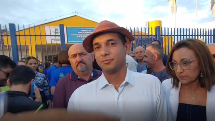 Imagem 1 - Nesta segunda-feira, dia 23, o prefeito Allyson Bezerra, secretários e vereadores, entregou a segunda creche do Proinfância (unidade do Vingt Rosado. A primeira foi na Estrada da Raiz) e anunciou que nos próximos 60 entrega a unidade do Planalto 13 de Maio. "Eu sou entrego obra quando está equipada, pronta, quando está em condições de funcionamento”, conclui o prefeito Imagem 1 - Nesta segunda-feira, dia 23, o prefeito Allyson Bezerra, secretários e vereadores, entregou a segunda creche do Proinfância (unidade do Vingt Rosado. A primeira foi na Estrada da Raiz) e anunciou que nos próximos 60 entrega a unidade do Planalto 13 de Maio. "Eu sou entrego obra quando está equipada, pronta, quando está em condições de funcionamento”, conclui o prefeito