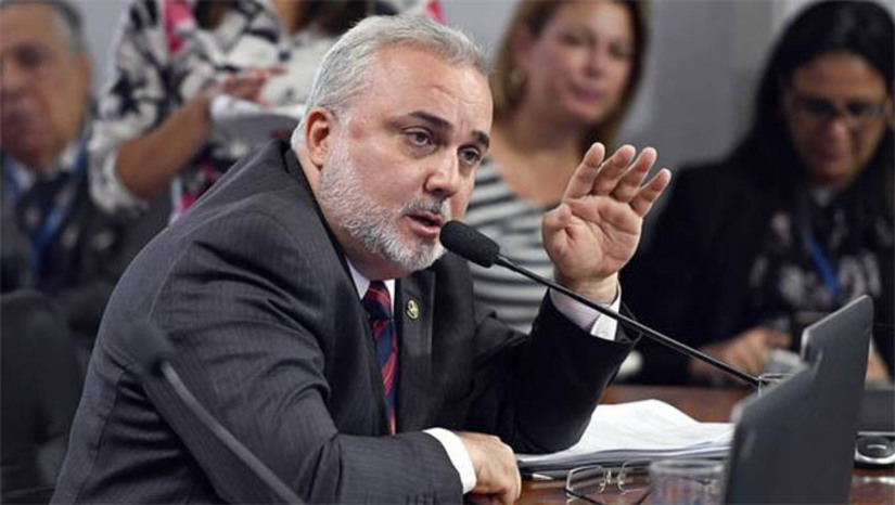 Imagem 1 -  O senador Jean escreveu: "Falaram que tinham que vender refinarias, a malha de gasodutos e a rede de postos, porque a empresa estava quebrada… Mas, passados alguns meses, a empresa obteve lucros extraordinários (106 bi + 44 bi) e todo esse lucro foi distribuído para acionistas", reclama o senador Jean Paul Prates, acrescentando que o Governo Bolsonaro prefere fazer jogo de cena para culpar outros do que resolver a questão que é de sua responsabilidade e dever