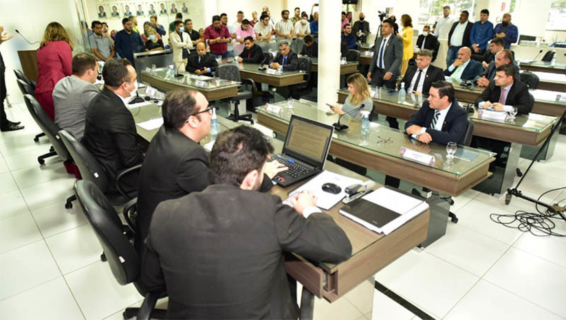 Imagem 1 -  Orçamento para 2023 é aprovado em 1º turno na Câmara Municipal de Mossoró. O Projeto de Lei do Executivo 29/2022 foi aprovado nesta quarta-feira (25), por 12 votos a 10. O PL recebeu três emendas, sendo duas da oposição. Uma delas, da vereadora Marleide Cunha (PT), que prevê na LDO a implementação e fortalecimento de cursinhos populares e/ou comunitários pré-vestibular/Enem. A outra é do vereador Pablo Aires (PSB), estabelecendo o mínimo de 5% das emendas individuais ao Orçamento para combate à fome e à desigualdade social.