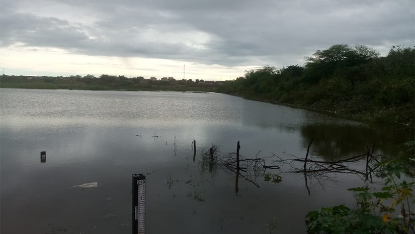 Imagem 1 - Reservatórios hídricos do Rio Grande do Norte superam 50% da sua capacidade. No último relatório, divulgado no dia 16 de maio, os reservatórios do estado acumulavam 2.117.155.925 m³, correspondentes a 48,37% da sua capacidade total. Nesta quarta-feira (25), o acumulado chegou a 2.206.081.019 m³, percentualmente, 50,40% da sua capacidade. A barragem Armando Ribeiro Gonçalves, maior reservatório do RN, acumula o equivalente a 59,79% da sua capacidade. O Governo do Estado do Rio Grande do Norte, por meio do Instituto de Gestão das Águas do RN (Igarn), monitora 47 reservatórios, com capacidades superiores a 5 milhões de metros cúbicos, responsáveis pelo abastecimento das cidades potiguares. Imagem 1 - Reservatórios hídricos do Rio Grande do Norte superam 50% da sua capacidade. No último relatório, divulgado no dia 16 de maio, os reservatórios do estado acumulavam 2.117.155.925 m³, correspondentes a 48,37% da sua capacidade total. Nesta quarta-feira (25), o acumulado chegou a 2.206.081.019 m³, percentualmente, 50,40% da sua capacidade. A barragem Armando Ribeiro Gonçalves, maior reservatório do RN, acumula o equivalente a 59,79% da sua capacidade. O Governo do Estado do Rio Grande do Norte, por meio do Instituto de Gestão das Águas do RN (Igarn), monitora 47 reservatórios, com capacidades superiores a 5 milhões de metros cúbicos, responsáveis pelo abastecimento das cidades potiguares.