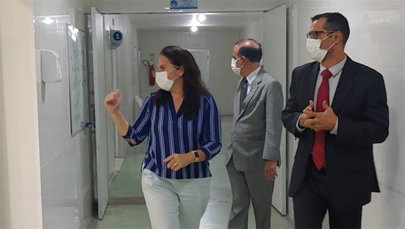 Imagem 1 - Desembargador Corregedor Élio Siqueira chegou ao Hospital Maternidade Almeida Castro ao lado do juiz federal Orlan Donato Rocha, da 8a Vara Federal do RN. Foram recebidos pela equipe da diretora geral da maternidade Larizza Queiroz e, após conhecer a estrutura, enalteceu a decisão da Justiça Federal, em conjunto com a Estadual e do Trabalho, que garantiu empregos e serviços essenciais a vida na área materno infantil na região Oeste do Rio Grande do Norte. A maternidade, com cerca de 180 leitos, realiza uma média de 20 partos por dia. Imagem 1 - Desembargador Corregedor Élio Siqueira chegou ao Hospital Maternidade Almeida Castro ao lado do juiz federal Orlan Donato Rocha, da 8a Vara Federal do RN. Foram recebidos pela equipe da diretora geral da maternidade Larizza Queiroz e, após conhecer a estrutura, enalteceu a decisão da Justiça Federal, em conjunto com a Estadual e do Trabalho, que garantiu empregos e serviços essenciais a vida na área materno infantil na região Oeste do Rio Grande do Norte. A maternidade, com cerca de 180 leitos, realiza uma média de 20 partos por dia.