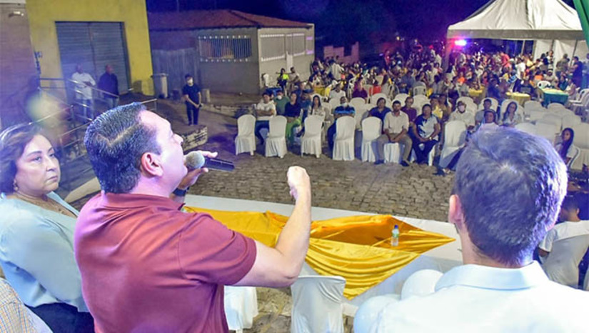 Imagem 1 -  O deputado Ezequiel Ferreira de Sousa esteve nesta sexta-feira, 27, no município de Carnaubais, acompanhando os investimentos no Hospital Santa Luzia, assim como dialogando sobre outros investimentos conquistados para o município em especial em apoio ao homem do campo. A comitiva do presidente da Assembleia do RN foi recebida pela prefeita Marineide Diniz, o vice-prefeito Gleidson Benevides, secretários e vereadores
