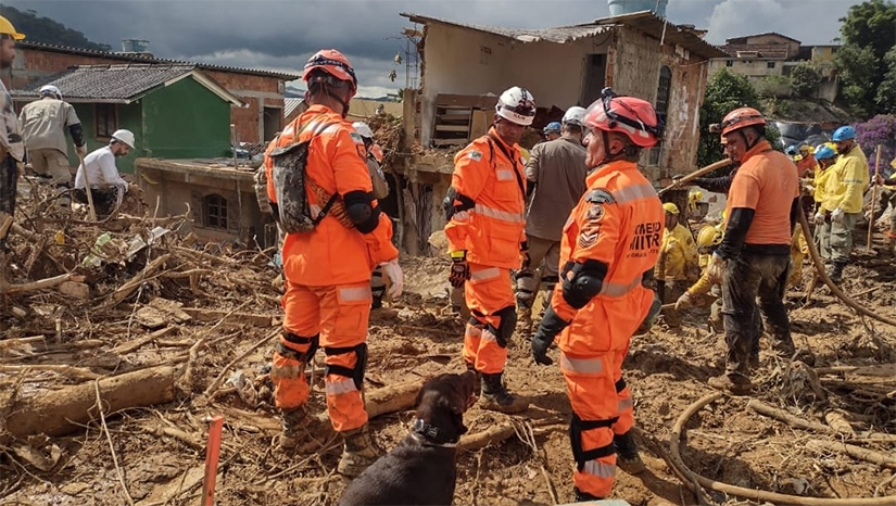 Imagem 1 -  Governo do RN envia equipes de segurança para ações de resgate em Pernambuco. As chuvas em Pernambuco deixaram 3.957 pessoas desabrigadas. Há ainda, segundo o governo de Pernambuco, outras 56 pessoas desaparecidas nos municípios do Recife e de Olinda. Neste domingo (29), O governo do Rio Grande do Norte autorizou o envio de forças de segurança pública compostas por cinco bombeiros especializados em buscas e resgates em estruturas colapsadas, e três guarda-vidas mergulhadores, para auxiliar as vítimas de alagamentos e desmoronamentos causados pelas chuvas em Pernambuco. 