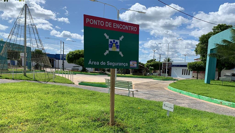 Imagem 1 - Dentro das ações do Plano de Ação de Emergência (PAE), estão a colocação de placas de sinalização obrigatórias do PAE na zona urbana e rural do município. As placas têm o objetivo de informar à população sobre medidas de segurança relacionadas à barragem. Após a instalação das placas de sinalização e, posteriormente, do sistema de sonorização, os moradores de Lucrécia serão treinados para lidar com situações de emergência. Imagem 1 - Dentro das ações do Plano de Ação de Emergência (PAE), estão a colocação de placas de sinalização obrigatórias do PAE na zona urbana e rural do município. As placas têm o objetivo de informar à população sobre medidas de segurança relacionadas à barragem. Após a instalação das placas de sinalização e, posteriormente, do sistema de sonorização, os moradores de Lucrécia serão treinados para lidar com situações de emergência.