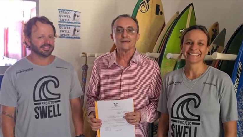 Imagem 1 -  O projeto Swell , que já atendeu mais de mil crianças com atividades esportivas e ecológicas, foi criado pelo casal César e Barbara em 2018 e, através do deputado Sousa, a entidade se tornou reconhecida de utilidade pública estadual neste mês de maio de 2022, podendo, de agora em diante, captar recursos do Governo do Estado para ampliar os serviços oferecidos em benefício das crianças em Baia Formosa
