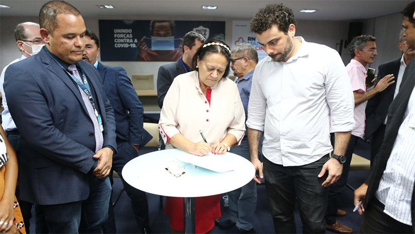 Imagem 1 - Governo do RN assina contrato para recuperar 100 escolas da rede estadual. O Governo do Estado assinou contrato com a Caixa Econômica Federal (CEF) para prestação de assessoria técnica no diagnóstico do tipo de serviço a ser feito e o custo estimado para as obras de reforma de 100 escolas da rede estadual. O trabalho vai identificar as unidades que comportam apenas manutenção e as que necessitam de algo maior, que é a reforma das instalações. Imagem 1 - Governo do RN assina contrato para recuperar 100 escolas da rede estadual. O Governo do Estado assinou contrato com a Caixa Econômica Federal (CEF) para prestação de assessoria técnica no diagnóstico do tipo de serviço a ser feito e o custo estimado para as obras de reforma de 100 escolas da rede estadual. O trabalho vai identificar as unidades que comportam apenas manutenção e as que necessitam de algo maior, que é a reforma das instalações.